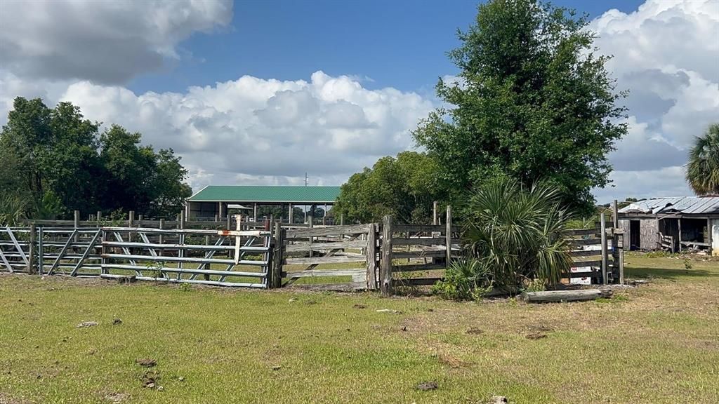 На продажу: $499,000 (28.56 acres)