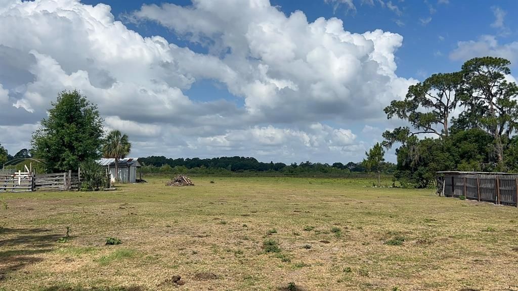 На продажу: $499,000 (28.56 acres)