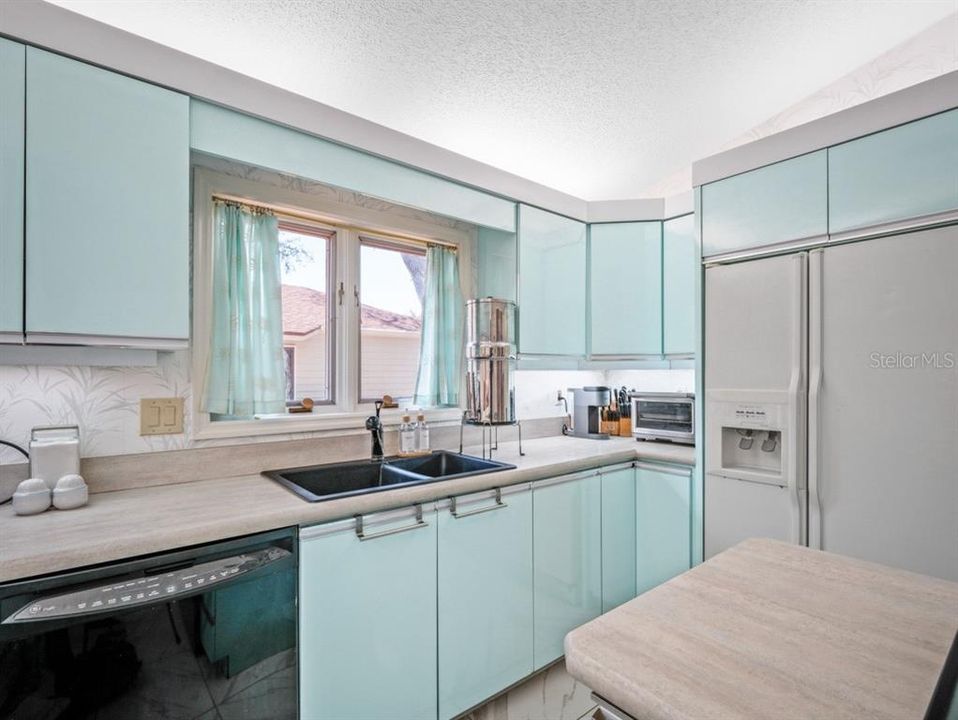 Active With Contract: $410,000 (2 beds, 2 baths, 2569 Square Feet)