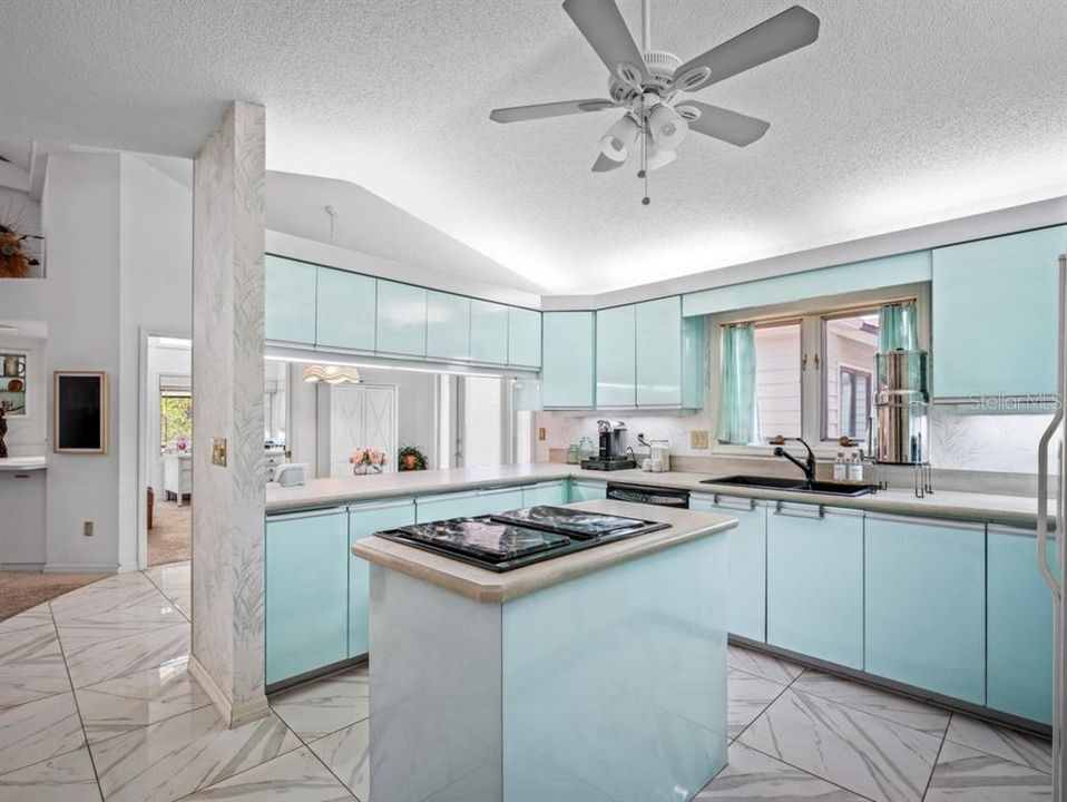 Active With Contract: $410,000 (2 beds, 2 baths, 2569 Square Feet)