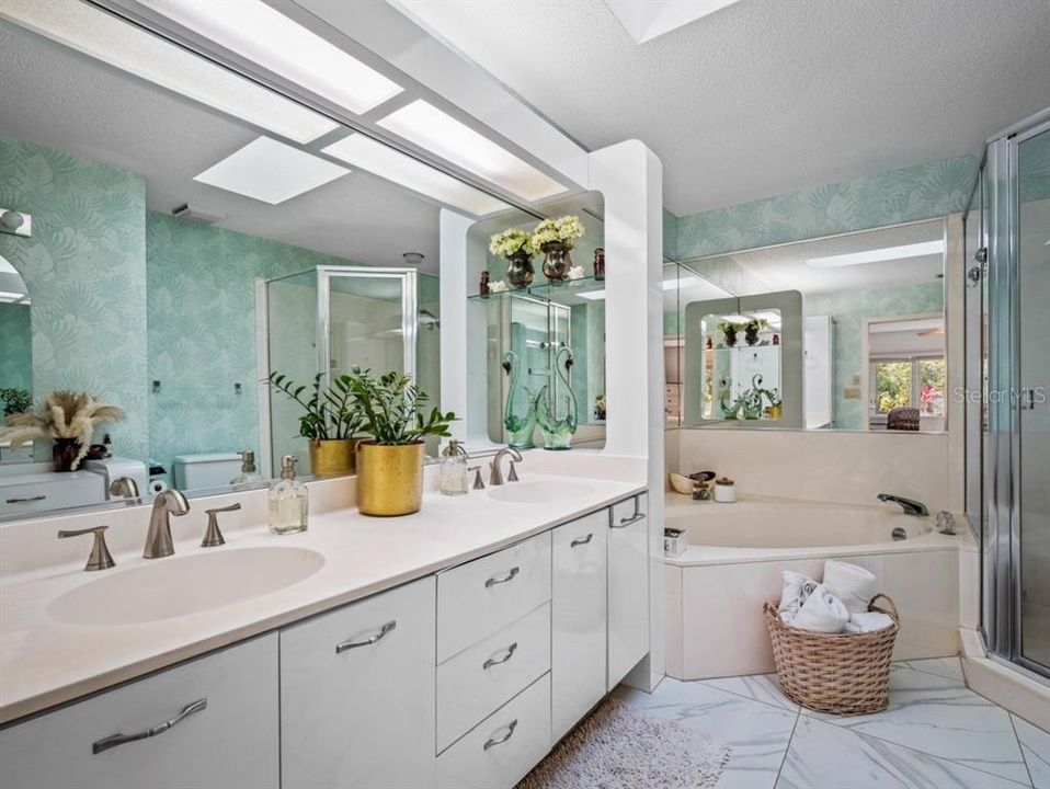 Active With Contract: $410,000 (2 beds, 2 baths, 2569 Square Feet)