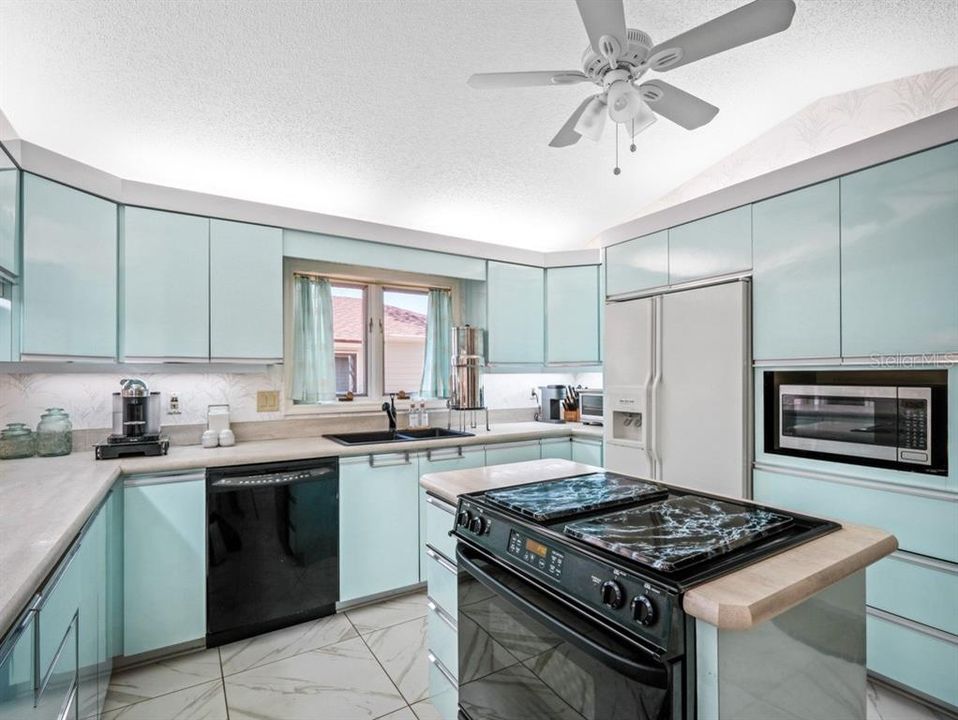 Active With Contract: $410,000 (2 beds, 2 baths, 2569 Square Feet)