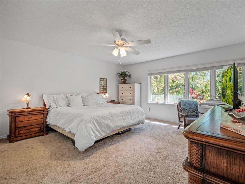 Active With Contract: $410,000 (2 beds, 2 baths, 2569 Square Feet)