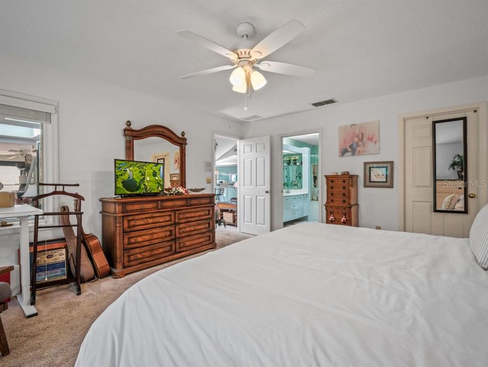 Active With Contract: $410,000 (2 beds, 2 baths, 2569 Square Feet)