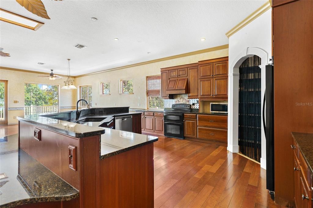 For Sale: $825,000 (5 beds, 4 baths, 4514 Square Feet)