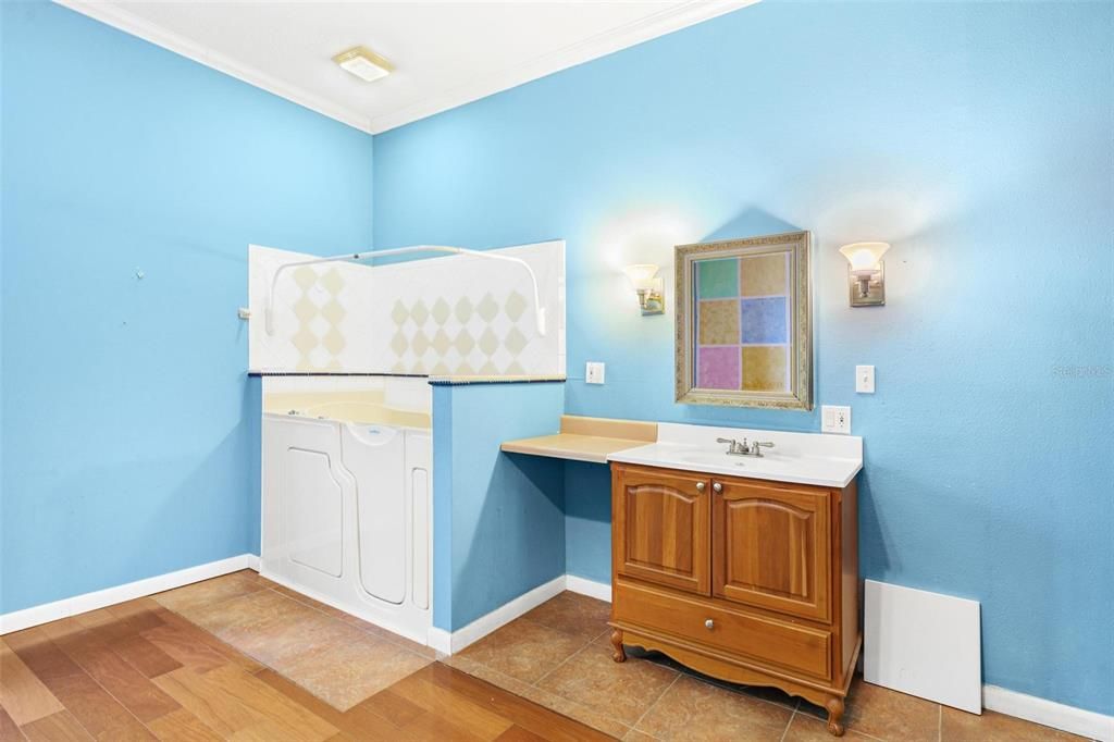 For Sale: $825,000 (5 beds, 4 baths, 4514 Square Feet)