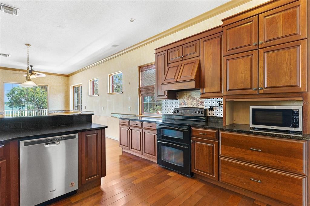 For Sale: $825,000 (5 beds, 4 baths, 4514 Square Feet)