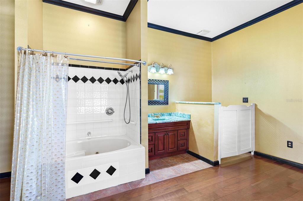 For Sale: $825,000 (5 beds, 4 baths, 4514 Square Feet)