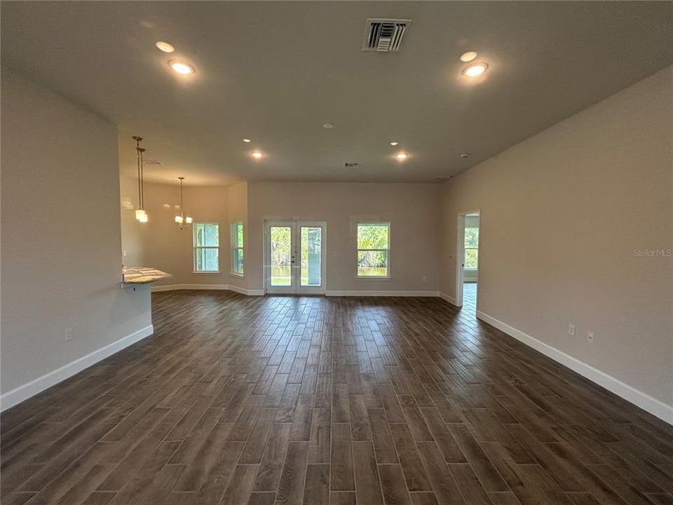 Под контрактом: $408,100 (4 спален, 3 ванн, 2265 Квадратных фут)