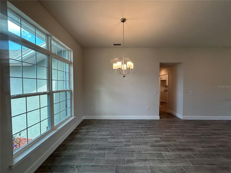 Под контрактом: $408,100 (4 спален, 3 ванн, 2265 Квадратных фут)