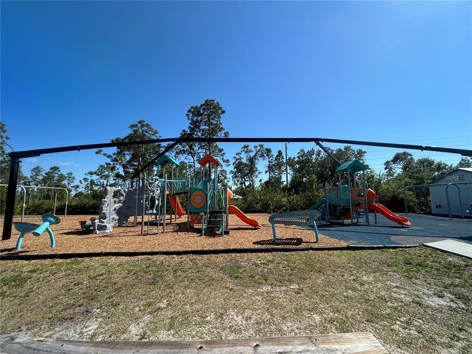 Под контрактом: $408,100 (4 спален, 3 ванн, 2265 Квадратных фут)