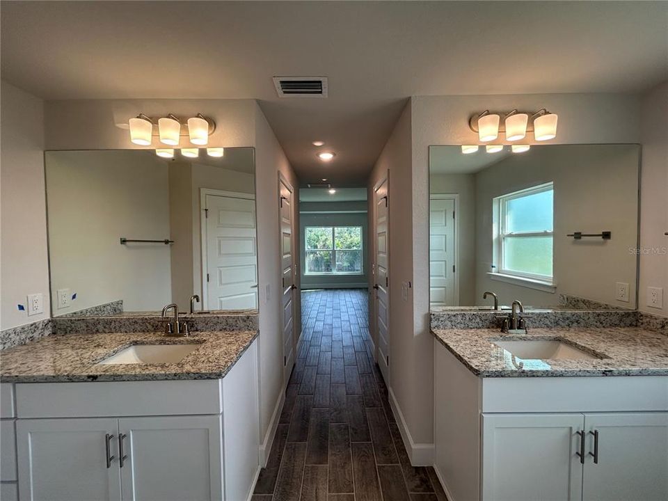 Под контрактом: $408,100 (4 спален, 3 ванн, 2265 Квадратных фут)