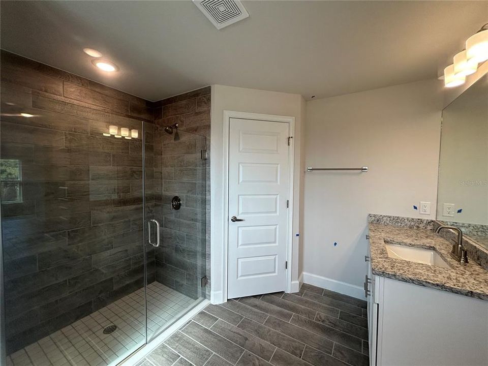 Под контрактом: $408,100 (4 спален, 3 ванн, 2265 Квадратных фут)