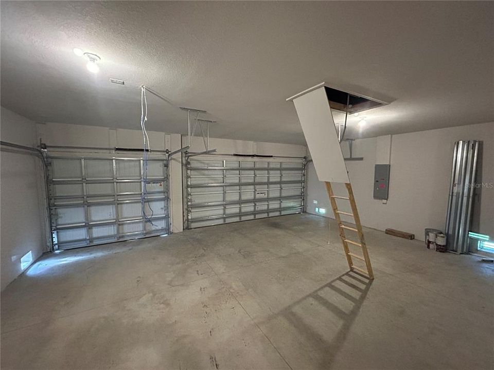 Под контрактом: $408,100 (4 спален, 3 ванн, 2265 Квадратных фут)