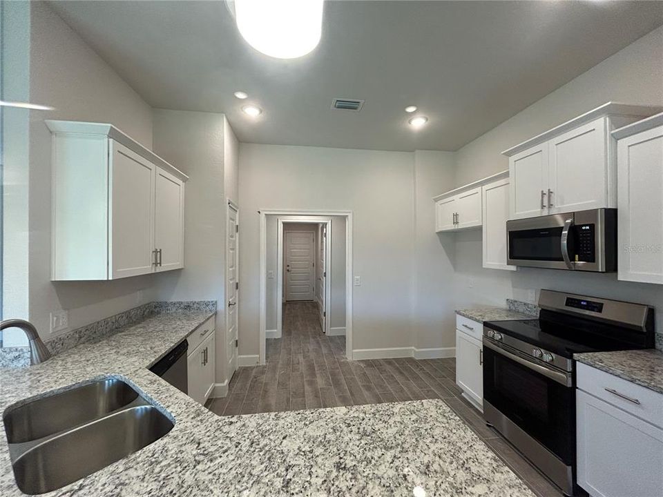 Под контрактом: $408,100 (4 спален, 3 ванн, 2265 Квадратных фут)