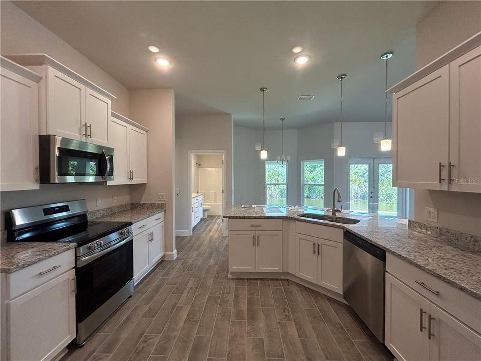 Под контрактом: $408,100 (4 спален, 3 ванн, 2265 Квадратных фут)