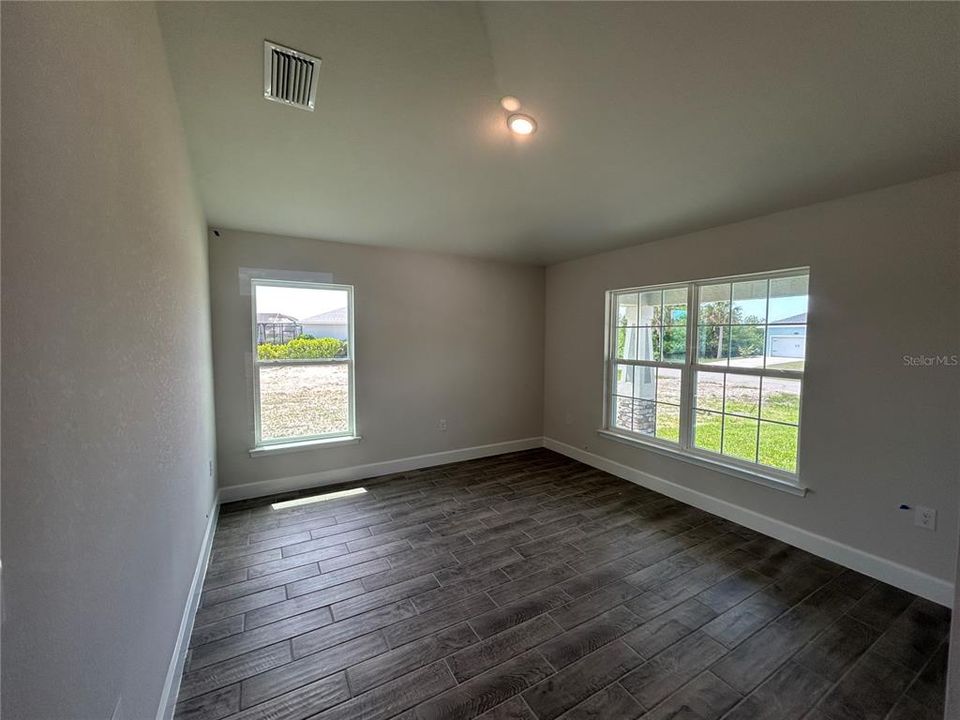 Под контрактом: $408,100 (4 спален, 3 ванн, 2265 Квадратных фут)