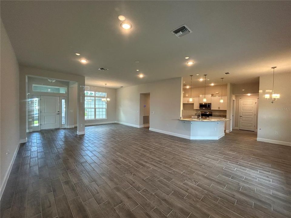 Под контрактом: $408,100 (4 спален, 3 ванн, 2265 Квадратных фут)