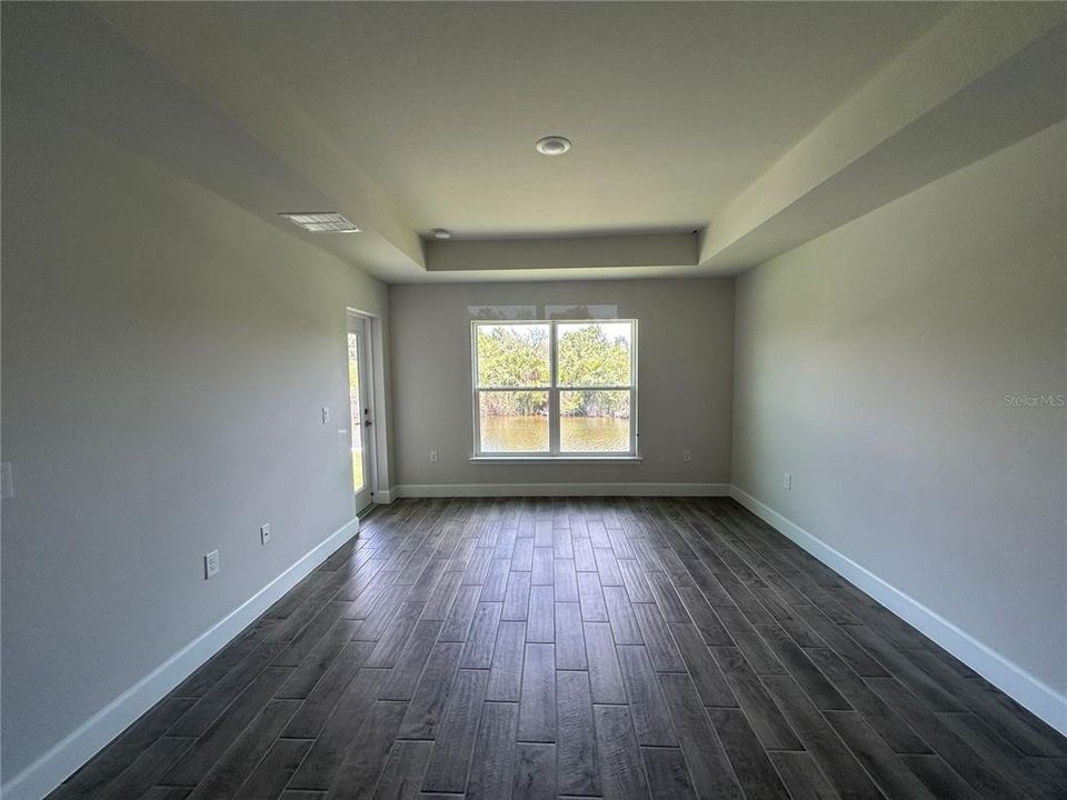 Под контрактом: $408,100 (4 спален, 3 ванн, 2265 Квадратных фут)