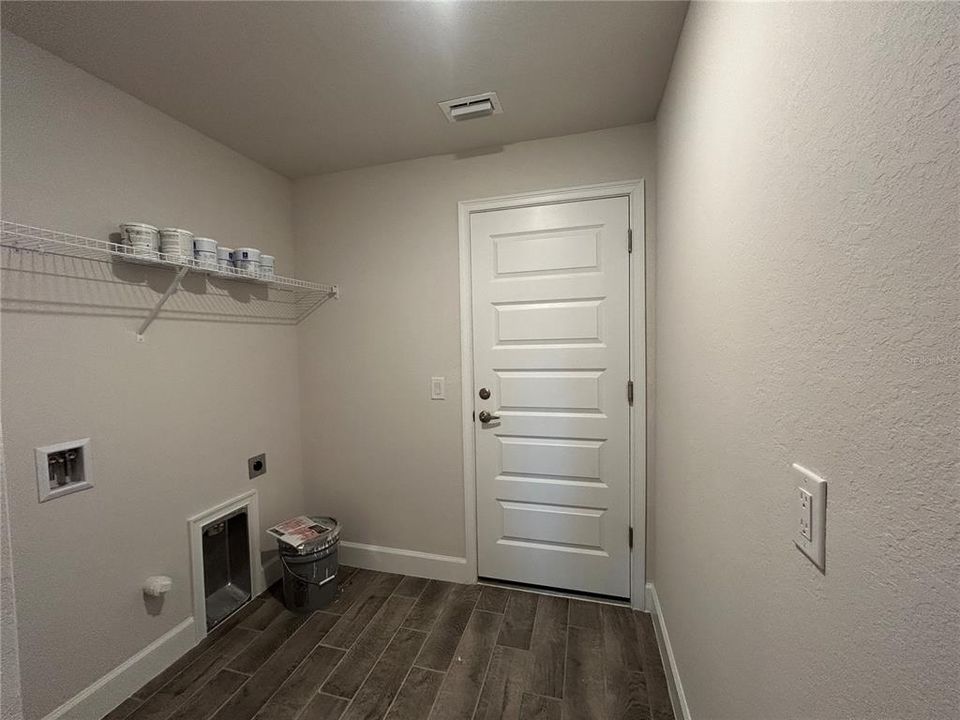 Под контрактом: $408,100 (4 спален, 3 ванн, 2265 Квадратных фут)