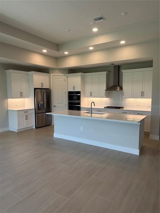 Activo con contrato: $895,900 (3 camas, 3 baños, 2538 Pies cuadrados)