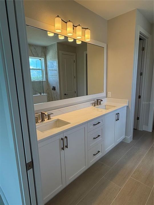 Activo con contrato: $895,900 (3 camas, 3 baños, 2538 Pies cuadrados)