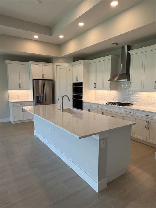 Activo con contrato: $895,900 (3 camas, 3 baños, 2538 Pies cuadrados)