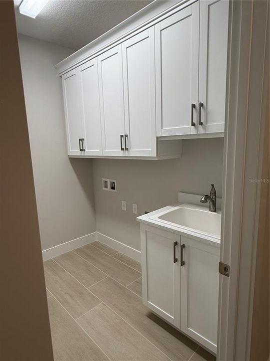 Activo con contrato: $895,900 (3 camas, 3 baños, 2538 Pies cuadrados)