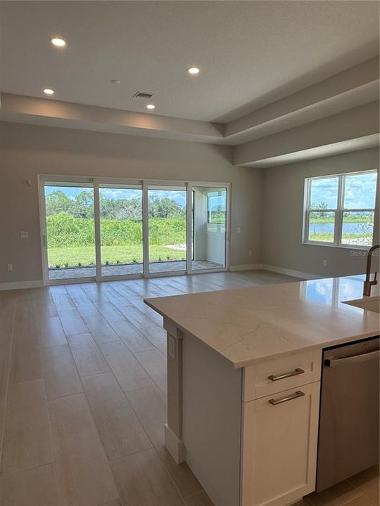 Activo con contrato: $895,900 (3 camas, 3 baños, 2538 Pies cuadrados)