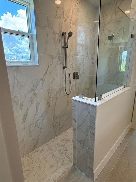 Activo con contrato: $895,900 (3 camas, 3 baños, 2538 Pies cuadrados)