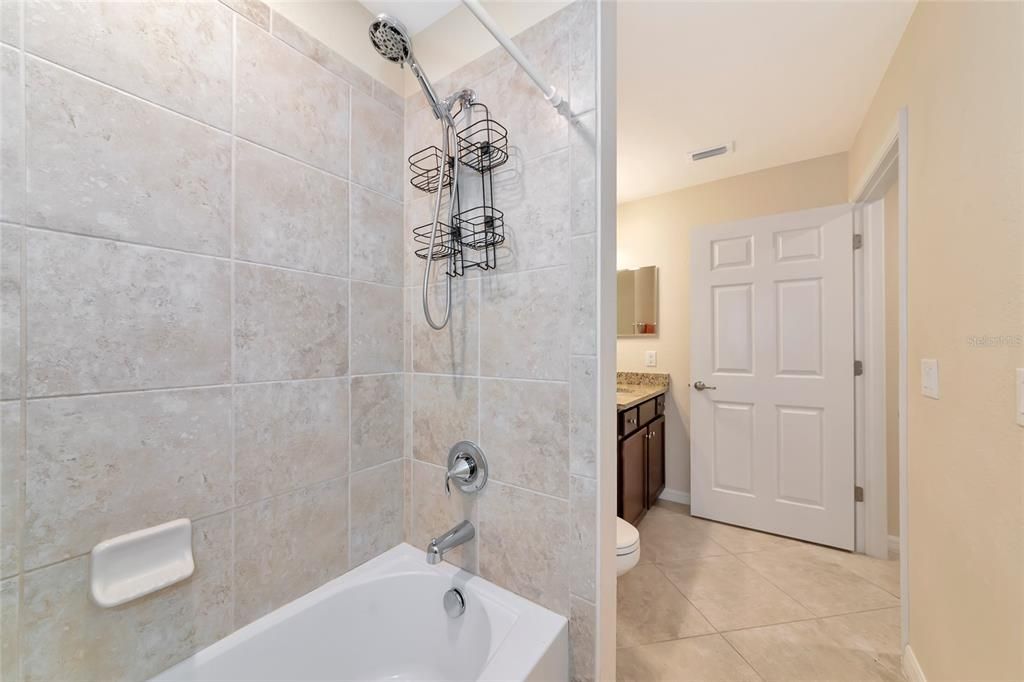 待售: $220,000 (2 贝兹, 2 浴室, 1121 平方英尺)