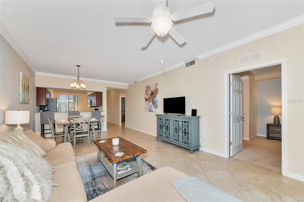 待售: $220,000 (2 贝兹, 2 浴室, 1121 平方英尺)