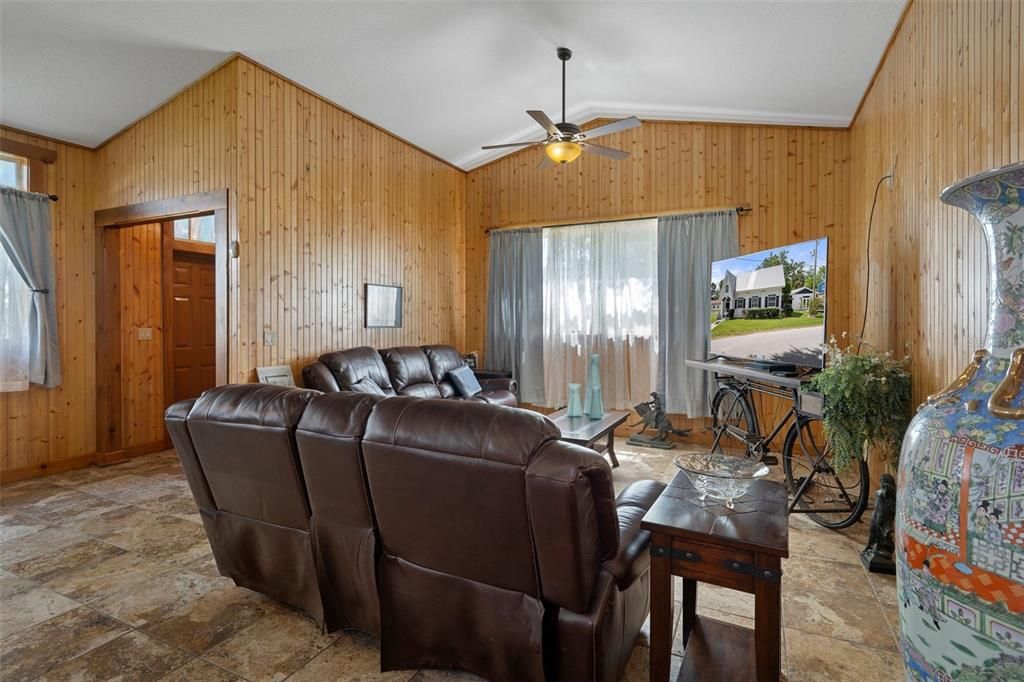 待售: $825,000 (3 贝兹, 2 浴室, 1946 平方英尺)