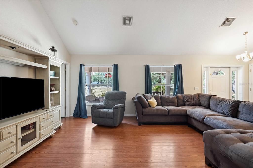 На продажу: $635,000 (4 спален, 2 ванн, 1705 Квадратных фут)