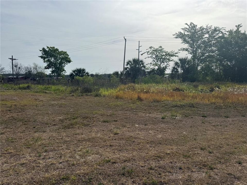 待售: $340,000 (3.32 acres)