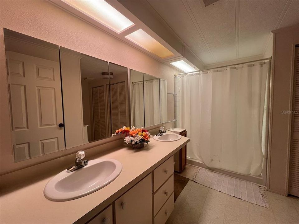 待售: $199,000 (2 贝兹, 2 浴室, 1560 平方英尺)