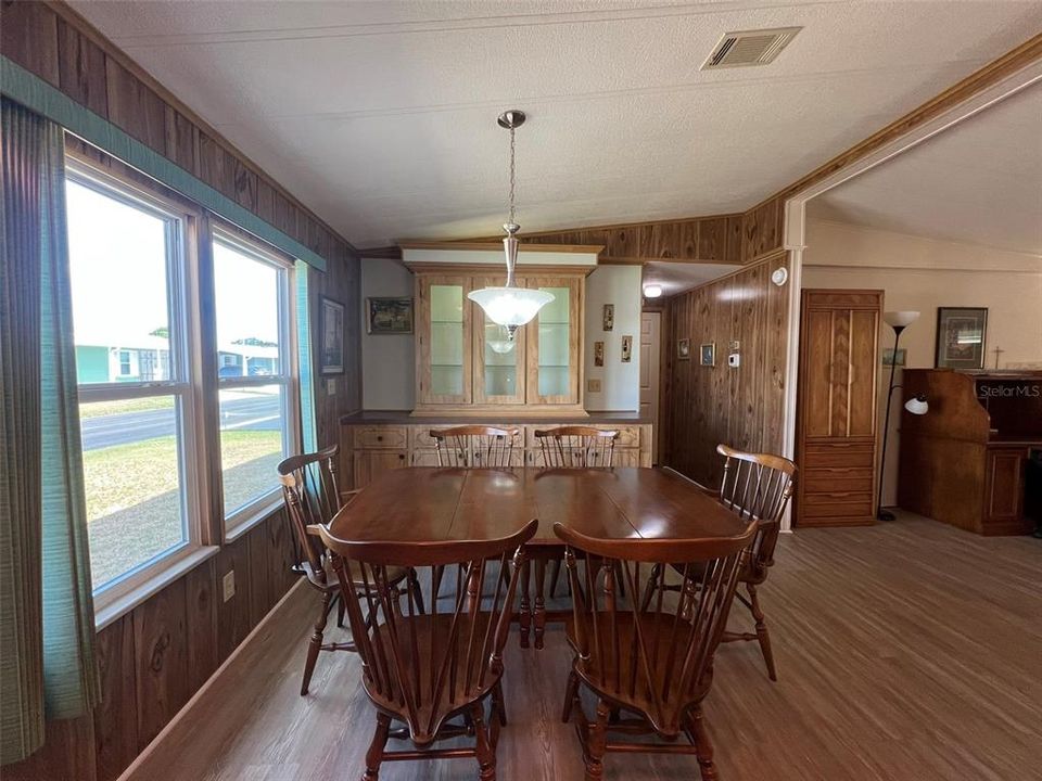 待售: $199,000 (2 贝兹, 2 浴室, 1560 平方英尺)