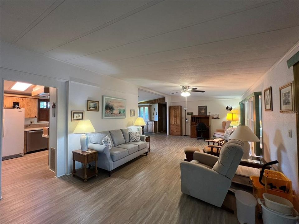 待售: $199,000 (2 贝兹, 2 浴室, 1560 平方英尺)