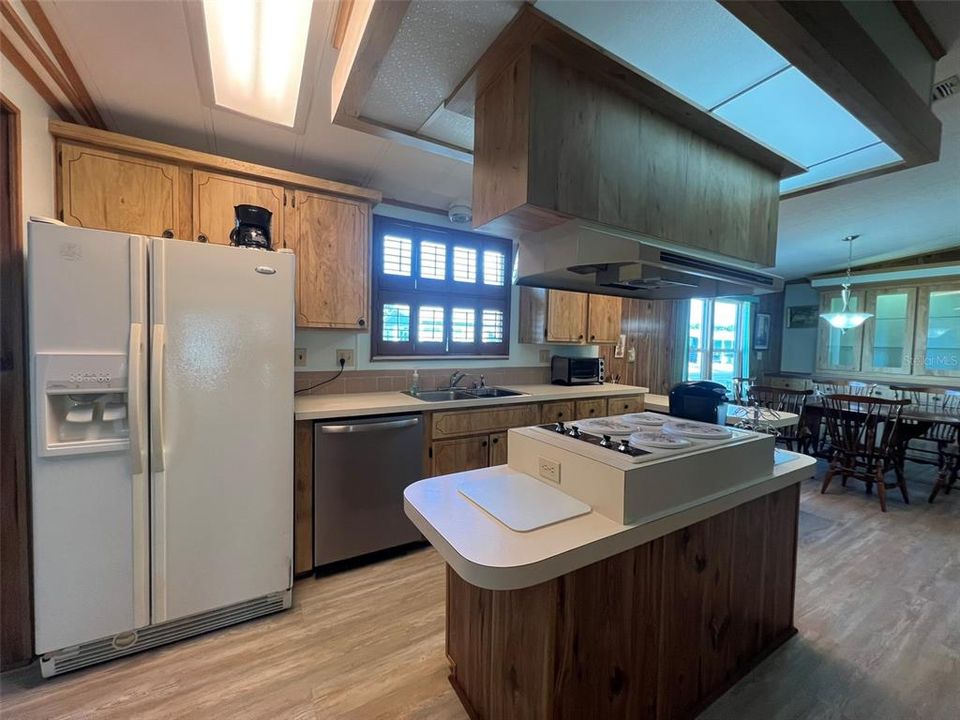 待售: $199,000 (2 贝兹, 2 浴室, 1560 平方英尺)