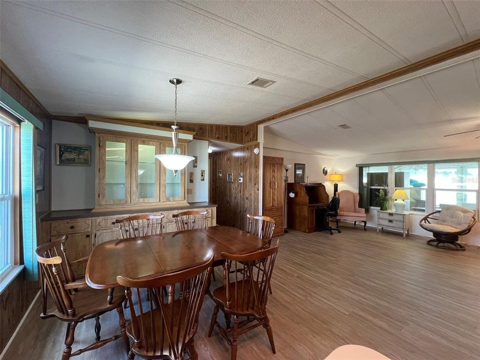 待售: $199,000 (2 贝兹, 2 浴室, 1560 平方英尺)