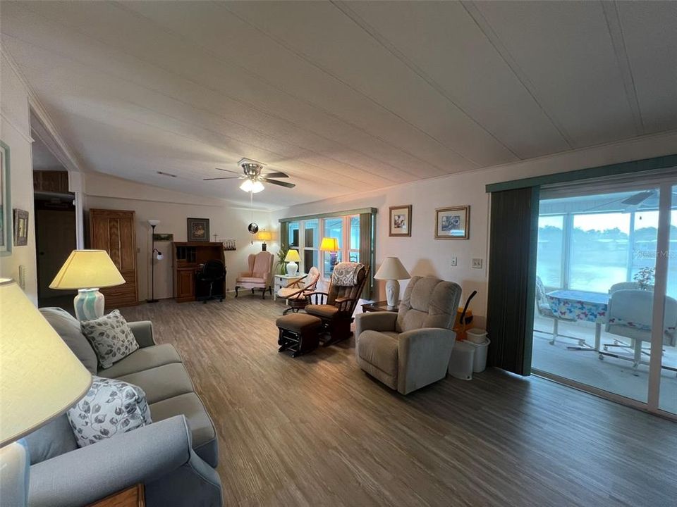 待售: $199,000 (2 贝兹, 2 浴室, 1560 平方英尺)