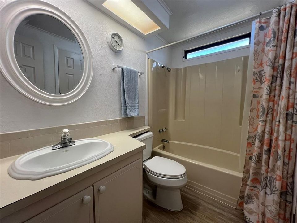 待售: $199,000 (2 贝兹, 2 浴室, 1560 平方英尺)