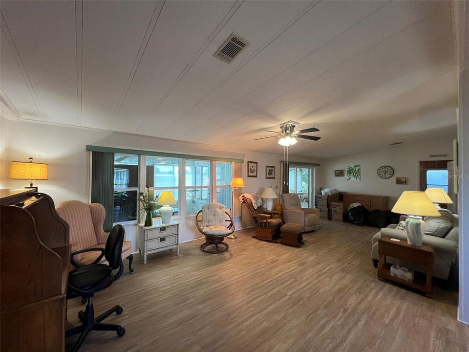 待售: $199,000 (2 贝兹, 2 浴室, 1560 平方英尺)