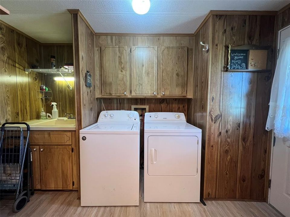 待售: $199,000 (2 贝兹, 2 浴室, 1560 平方英尺)