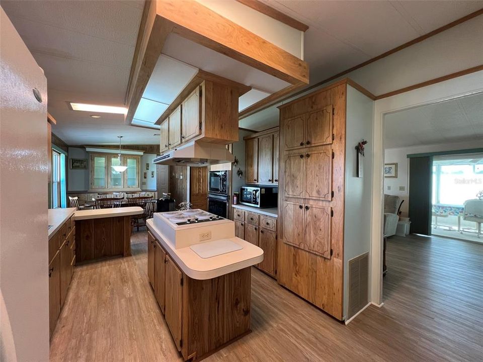 待售: $199,000 (2 贝兹, 2 浴室, 1560 平方英尺)