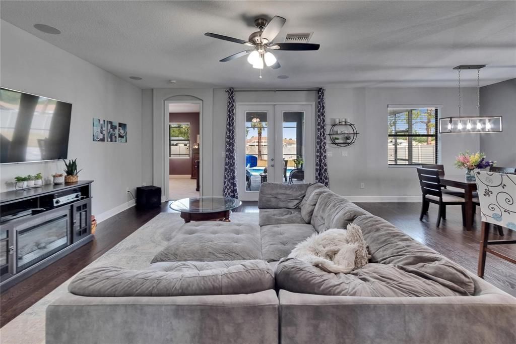 Activo con contrato: $550,000 (4 camas, 3 baños, 3091 Pies cuadrados)