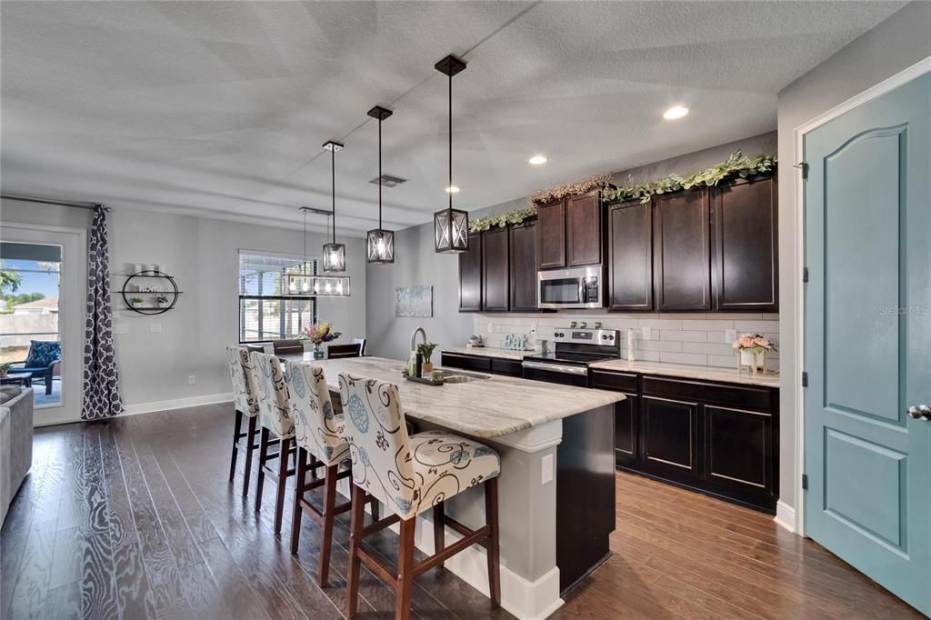 Activo con contrato: $550,000 (4 camas, 3 baños, 3091 Pies cuadrados)