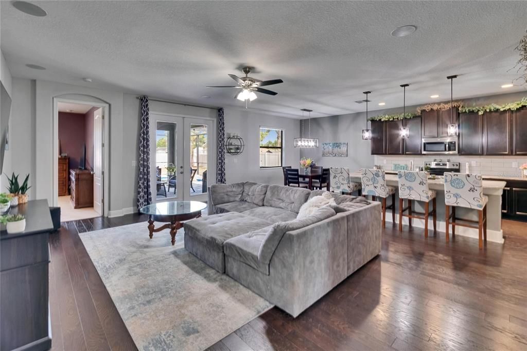 Activo con contrato: $550,000 (4 camas, 3 baños, 3091 Pies cuadrados)