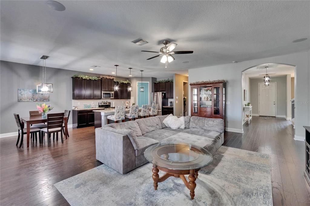 Activo con contrato: $550,000 (4 camas, 3 baños, 3091 Pies cuadrados)