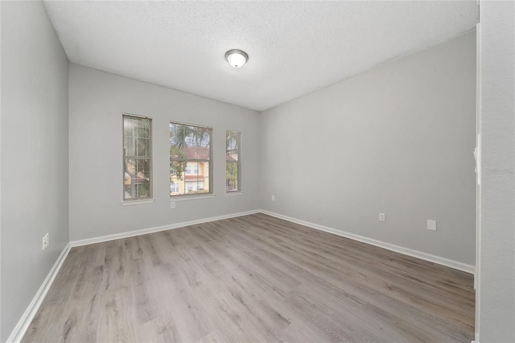 合同活跃: $248,000 (2 贝兹, 2 浴室, 1174 平方英尺)